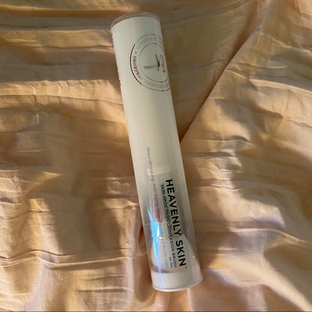 NWT It Cosmetics Skin-Smoothing Complexion Brush